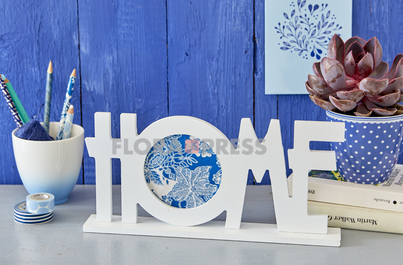 Blaue Stunde im Home-Office: Home-Schild mit blauem Geschenkpapier dekoriert - blauer Becher mit Sukkulente