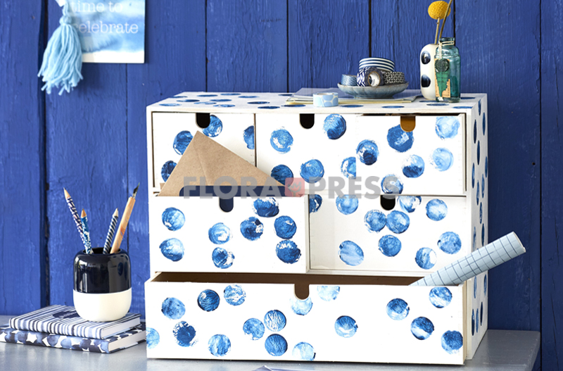 Blaue Stunde im Home-Office: Minikommode (Moppe von Ikea) für Utensilien und ein Stiftehalter von Räder - Stepfoto vorhanden